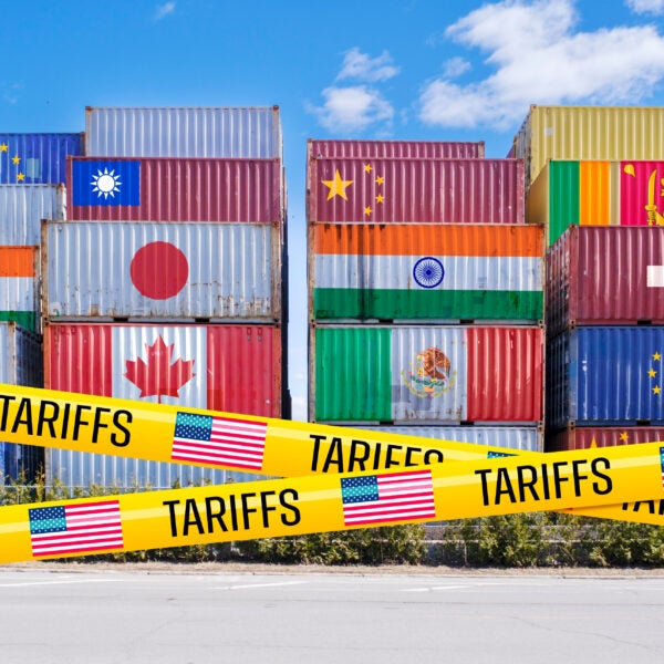 USA Tariffs Tape inf front of containers (Montage)