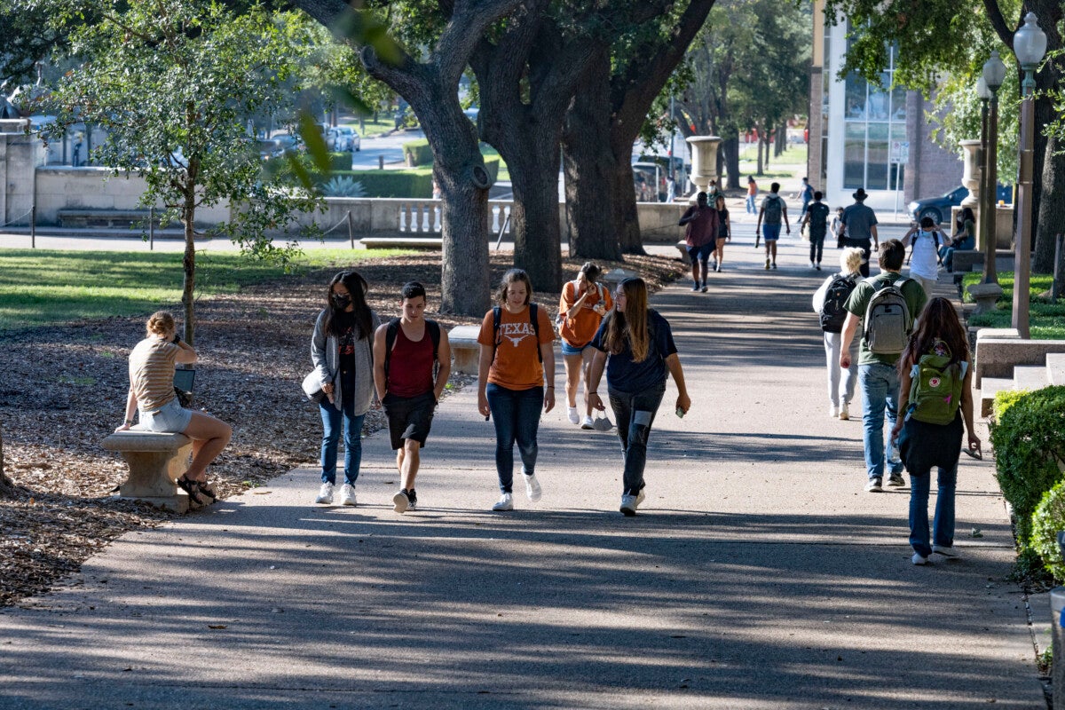 Students on the South Mall 2021 Fall Oct. 22 34103